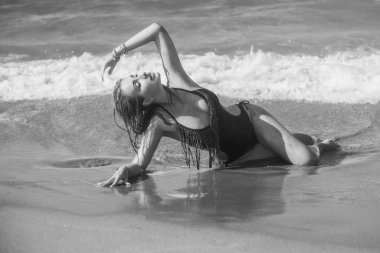 Bahar - Yaz sezonu. Tatil ve seyahat zamanı. Denizde bir kadın, Yunanistan 'da oldukça güzel bir manzara.