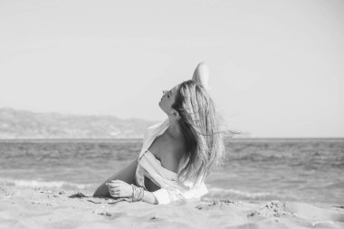 Bahar - Yaz sezonu. Tatil ve seyahat zamanı. Denizde bir kadın, Yunanistan 'da oldukça güzel bir manzara.