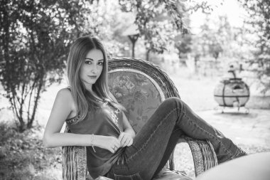 Sonbahar, doğa ve insan kavramı. Sırt çantalı güzel bir kadın sonbahar parkında dinleniyor. Oldukça iyi bir kadın gezgin rahatlar. Dağları sevmek, konsept macera açık havada aktif tatiller