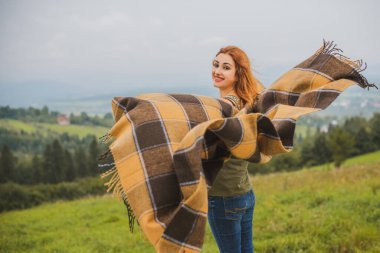 Sonbahar, doğa ve insan kavramı. Sırt çantalı güzel bir kadın sonbahar parkında dinleniyor. Oldukça iyi bir kadın gezgin rahatlar. Dağları sevmek, konsept macera açık havada aktif tatiller