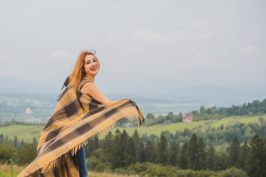 Sonbahar, doğa ve insan kavramı. Sırt çantalı güzel bir kadın sonbahar parkında dinleniyor. Oldukça iyi bir kadın gezgin rahatlar. Dağları sevmek, konsept macera açık havada aktif tatiller