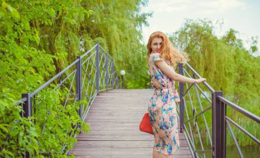 Kadın doğal olarak dinleniyor. Tatil ya da hafta sonu kavramı. Genç ve şık bayan dışarıda dinleniyor. İyi ve romantik bir ruh hali. Hayatı ve eğlenceyi sev. Hayatın parçaları.