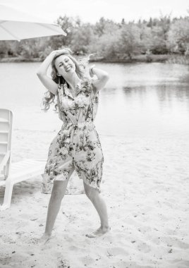 Kadın doğal olarak dinleniyor. Tatil ya da hafta sonu kavramı. Genç ve şık bayan dışarıda dinleniyor. İyi ve romantik bir ruh hali. Hayatı ve eğlenceyi sev. Hayatın parçaları.