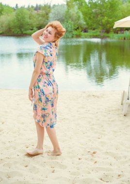 Kadın doğal olarak dinleniyor. Tatil ya da hafta sonu kavramı. Genç ve şık bayan dışarıda dinleniyor. İyi ve romantik bir ruh hali. Hayatı ve eğlenceyi sev. Hayatın parçaları.