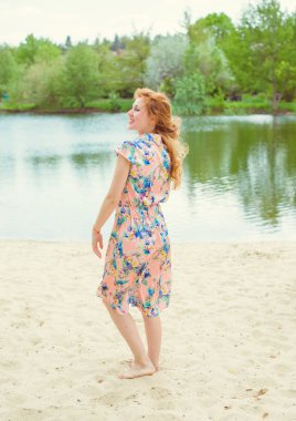 Kadın doğal olarak dinleniyor. Tatil ya da hafta sonu kavramı. Genç ve şık bayan dışarıda dinleniyor. İyi ve romantik bir ruh hali. Hayatı ve eğlenceyi sev. Hayatın parçaları.