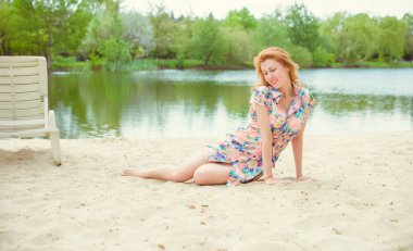 Kadın doğal olarak dinleniyor. Tatil ya da hafta sonu kavramı. Genç ve şık bayan dışarıda dinleniyor. İyi ve romantik bir ruh hali. Hayatı ve eğlenceyi sev. Hayatın parçaları.