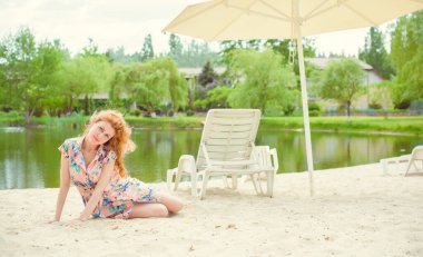 Kadın doğal olarak dinleniyor. Tatil ya da hafta sonu kavramı. Genç ve şık bayan dışarıda dinleniyor. İyi ve romantik bir ruh hali. Hayatı ve eğlenceyi sev. Hayatın parçaları.