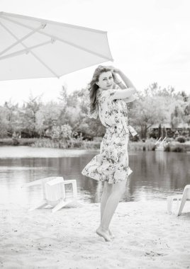 Kadın doğal olarak dinleniyor. Tatil ya da hafta sonu kavramı. Genç ve şık bayan dışarıda dinleniyor. İyi ve romantik bir ruh hali. Hayatı ve eğlenceyi sev. Hayatın parçaları.