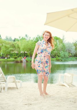 Kadın doğal olarak dinleniyor. Tatil ya da hafta sonu kavramı. Genç ve şık bayan dışarıda dinleniyor. İyi ve romantik bir ruh hali. Hayatı ve eğlenceyi sev. Hayatın parçaları.