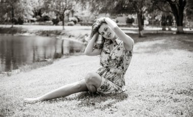 Kadın doğal olarak dinleniyor. Tatil ya da hafta sonu kavramı. Genç ve şık bayan dışarıda dinleniyor. İyi ve romantik bir ruh hali. Hayatı ve eğlenceyi sev. Hayatın parçaları.