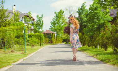 Kadın doğal olarak dinleniyor. Tatil ya da hafta sonu kavramı. Genç ve şık bayan dışarıda dinleniyor. İyi ve romantik bir ruh hali. Hayatı ve eğlenceyi sev. Hayatın parçaları.