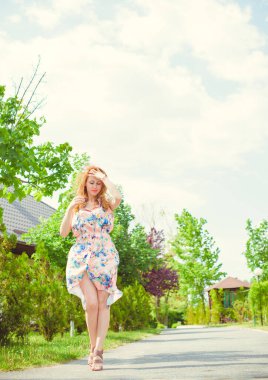 Kadın doğal olarak dinleniyor. Tatil ya da hafta sonu kavramı. Genç ve şık bayan dışarıda dinleniyor. İyi ve romantik bir ruh hali. Hayatı ve eğlenceyi sev. Hayatın parçaları.