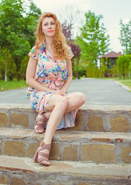 Kadın doğal olarak dinleniyor. Tatil ya da hafta sonu kavramı. Genç ve şık bayan dışarıda dinleniyor. İyi ve romantik bir ruh hali. Hayatı ve eğlenceyi sev. Hayatın parçaları.