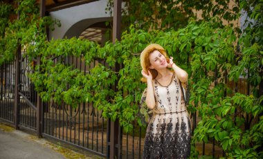 Antika elbiseli bir kadın, 1950 'lerin tarzı Avrupa' da tatilde, modern hayatta retro tarzı, güzel bir kız güzel görünüyor ve keyfi yerindeyken dinleniyor.
