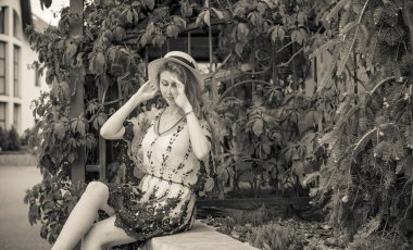 Antika elbiseli bir kadın, 1950 'lerin tarzı Avrupa' da tatilde, modern hayatta retro tarzı, güzel bir kız güzel görünüyor ve keyfi yerindeyken dinleniyor.