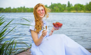 Yaz tatilleri, tatiller, seyahatler ve insanların konsepti. Gezilerde gülümseyen, modaya uygun genç bir kadın. Yaz tatili cennet gibi.