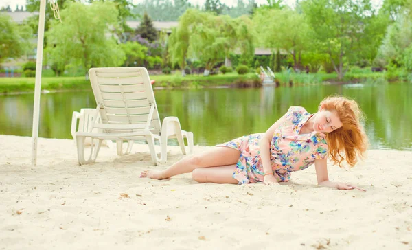 Kadın doğal olarak dinleniyor. Tatil ya da hafta sonu kavramı. Genç ve şık bayan dışarıda dinleniyor. İyi ve romantik bir ruh hali. Hayatı ve eğlenceyi sev. Hayatın parçaları.