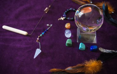 Sihirli illüstrasyon, mistik atmosfer, masadaki şeyler, esrarengiz konsept, falcılık ve tahminler.