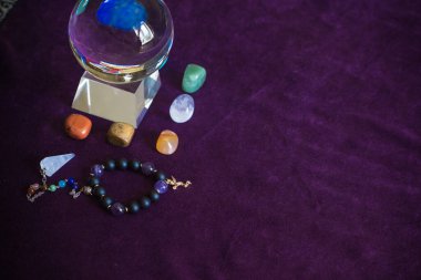 Sihirli illüstrasyon, mistik atmosfer, masadaki şeyler, esrarengiz konsept, falcılık ve tahminler.