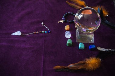 Sihirli illüstrasyon, mistik atmosfer, masadaki şeyler, esrarengiz konsept, falcılık ve tahminler.