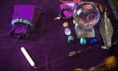 Sihirli illüstrasyon, mistik atmosfer, masadaki şeyler, esrarengiz konsept, falcılık ve tahminler.