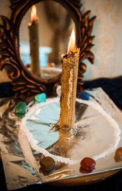 Sihirli illüstrasyon, mistik atmosfer, masadaki şeyler, esrarengiz konsept, falcılık ve tahminler.