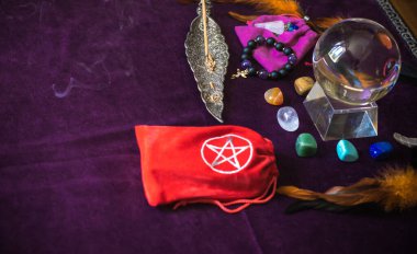 Sihirli illüstrasyon, mistik atmosfer, masadaki şeyler, esrarengiz konsept, falcılık ve tahminler.