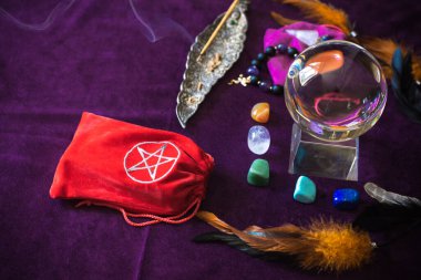 Sihirli illüstrasyon, mistik atmosfer, masadaki şeyler, esrarengiz konsept, falcılık ve tahminler.