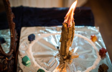 Sihirli illüstrasyon, mistik atmosfer, masadaki şeyler, esrarengiz konsept, falcılık ve tahminler.