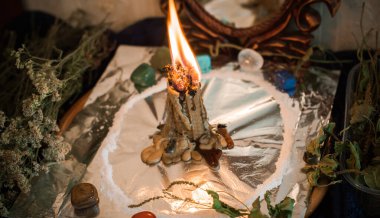 Sihirli illüstrasyon, mistik atmosfer, masadaki şeyler, esrarengiz konsept, falcılık ve tahminler.