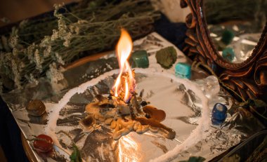 Sihirli illüstrasyon, mistik atmosfer, masadaki şeyler, esrarengiz konsept, falcılık ve tahminler.