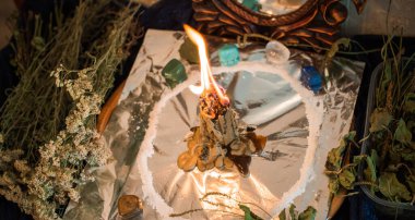 Sihirli illüstrasyon, mistik atmosfer, masadaki şeyler, esrarengiz konsept, falcılık ve tahminler.