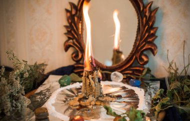 Sihirli illüstrasyon, mistik atmosfer, masadaki şeyler, esrarengiz konsept, falcılık ve tahminler.