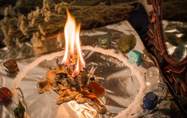 Sihirli illüstrasyon, mistik atmosfer, masadaki şeyler, esrarengiz konsept, falcılık ve tahminler.