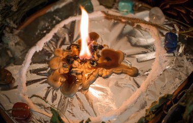 Sihirli illüstrasyon, mistik atmosfer, masadaki şeyler, esrarengiz konsept, falcılık ve tahminler.