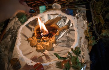 Sihirli illüstrasyon, mistik atmosfer, masadaki şeyler, esrarengiz konsept, falcılık ve tahminler.