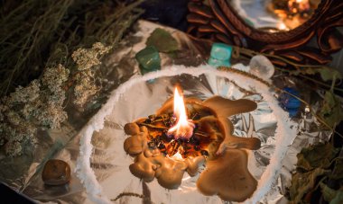 Sihirli illüstrasyon, mistik atmosfer, masadaki şeyler, esrarengiz konsept, falcılık ve tahminler.