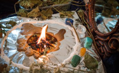 Sihirli illüstrasyon, mistik atmosfer, masadaki şeyler, esrarengiz konsept, falcılık ve tahminler.