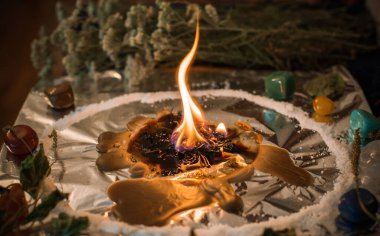 Sihirli illüstrasyon, mistik atmosfer, masadaki şeyler, esrarengiz konsept, falcılık ve tahminler.