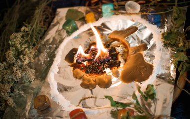 Sihirli illüstrasyon, mistik atmosfer, masadaki şeyler, esrarengiz konsept, falcılık ve tahminler.