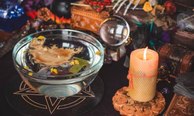 Sihirli illüstrasyon, mistik atmosfer, masadaki şeyler, esrarengiz konsept, falcılık ve tahminler.