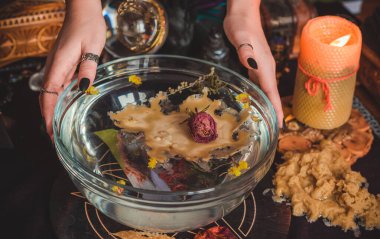 Sihirli illüstrasyon, mistik atmosfer, masadaki şeyler, esrarengiz konsept, falcılık ve tahminler.