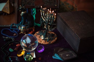 Sihirli illüstrasyon, mistik atmosfer, masadaki şeyler, esrarengiz konsept, falcılık ve tahminler.