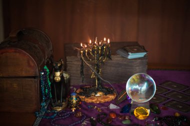 Sihirli illüstrasyon, mistik atmosfer, masadaki şeyler, esrarengiz konsept, falcılık ve tahminler.