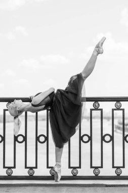 Genç balerin, şehirde bale kostümü içinde dans ediyor. Büyük şehir hayatı ve özgürlüğün nefesini hissediyor.