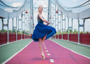 Genç balerin, şehirde bale kostümü içinde dans ediyor. Büyük şehir hayatı ve özgürlüğün nefesini hissediyor.