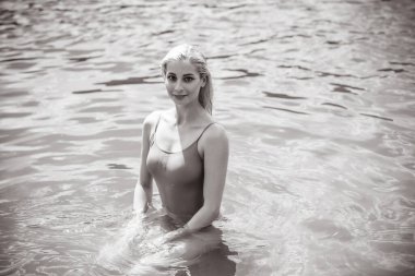 Suda aerobik yapan genç bir kadın, egzersizler, sağlık hayatı konsepti.