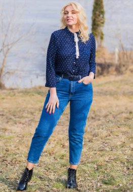 Büyük beden, Amerikan ya da Avrupalı görünümlü bir kadın şehirde hayatın tadını çıkarıyor. XI bedeninde genç bir bayan. Doğal güzellik.