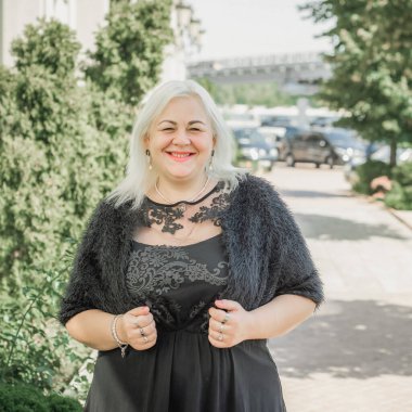 Büyük cüsseli bir kadın, Amerikan ya da Avrupalı görünümlü, hayatın tadını çıkararak şehirde yürüyor. Aşırı kilolu genç bir bayan, şehrin merkezinde XL büyüklüğünde. Doğal güzellik.