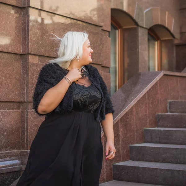 Žena Velikosti Americký Nebo Evropský Vzhled Procházky Městě Těší Život — Stock fotografie